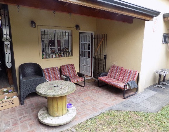 CHALET DE 4 AMBIENTES DESARROLLADO EN 2 PLANTAS. EXCELENTE ESTADO.