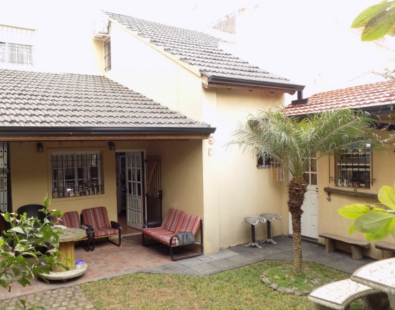 CHALET DE 4 AMBIENTES DESARROLLADO EN 2 PLANTAS. EXCELENTE ESTADO.