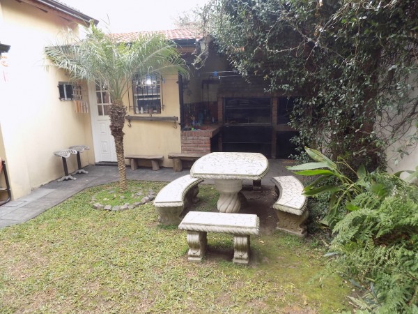 CHALET DE 4 AMBIENTES DESARROLLADO EN 2 PLANTAS. EXCELENTE ESTADO.