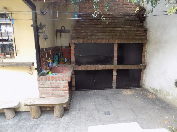 CHALET DE 4 AMBIENTES DESARROLLADO EN 2 PLANTAS. EXCELENTE ESTADO.