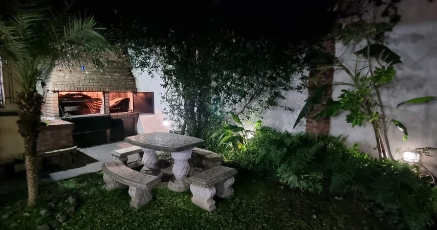 CHALET DE 4 AMBIENTES DESARROLLADO EN 2 PLANTAS. EXCELENTE ESTADO.