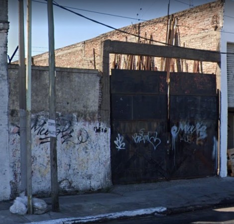LOTE CON VIVIENDA DE 8,66M X 56,20M, SALIDA A DOS CALLES, AV. REMEDIOS DE ESCALADA Y TUYUTI. LANUS OESTE.