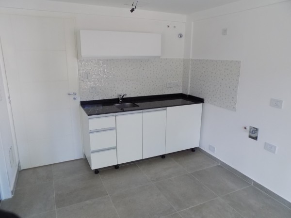 DEPARTAMENTO 2 AMBIENTES AL FRENTE CON PATIO. PLANTA BAJA, DTO A, 58M2. TEMPERLEY.