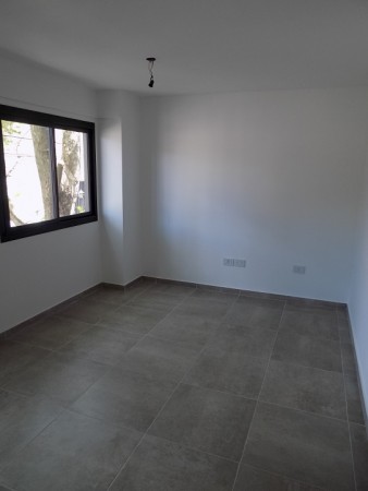 DEPARTAMENTO 2 AMBIENTES AL FRENTE CON PATIO. PLANTA BAJA, DTO A, 58M2. TEMPERLEY.