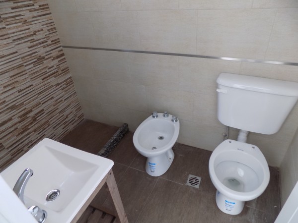 DEPARTAMENTO 2 AMBIENTES AL FRENTE CON PATIO. PLANTA BAJA, DTO A, 58M2. TEMPERLEY.
