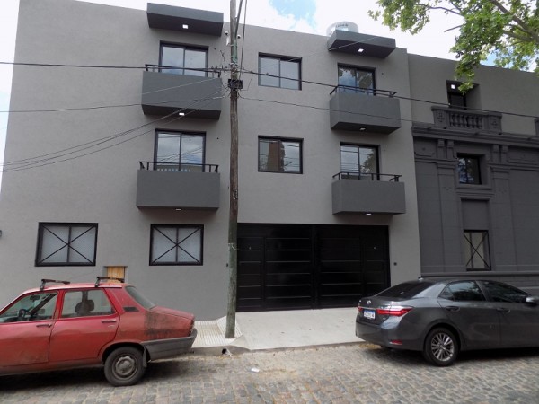 DEPARTAMENTO 2 AMBIENTES EN  PISO 1, DTO A,  CON BALCON AL FRENTE Y COCHERA, TEMPERLEY.