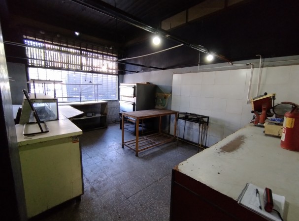 LOCAL COMERCIAL 65M2, A METROS DE LA ESQUINA, EXCELENTE UBICACION, LANUS OESTE.