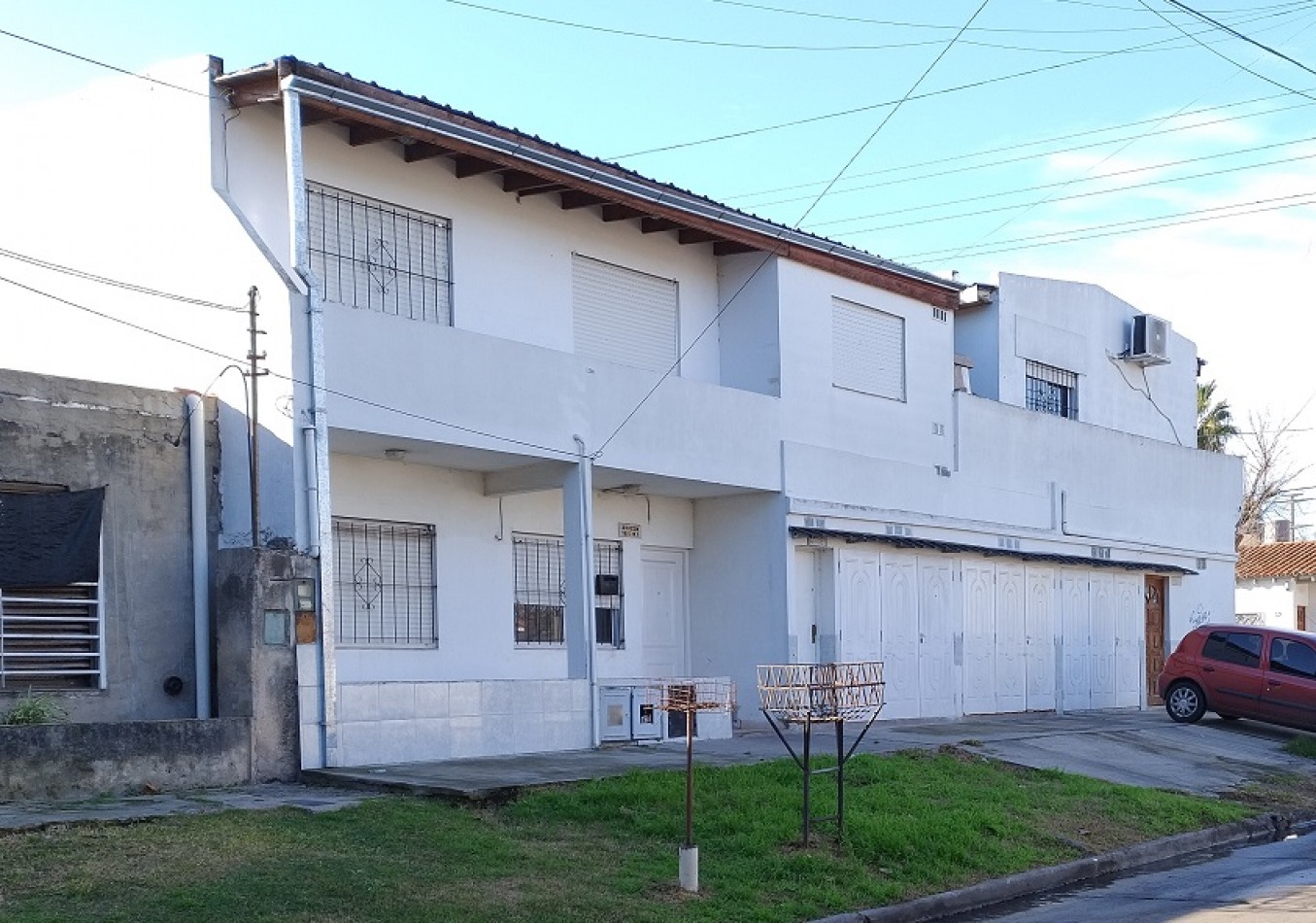DEPARTAMENTO TIPO CASA DE 3 AMBIENTES EN PRIMER PISO AL FRENTE CON PATIO, BALCON Y COCHERA CUBIERTA. 91M2. LLAVALLOL.
