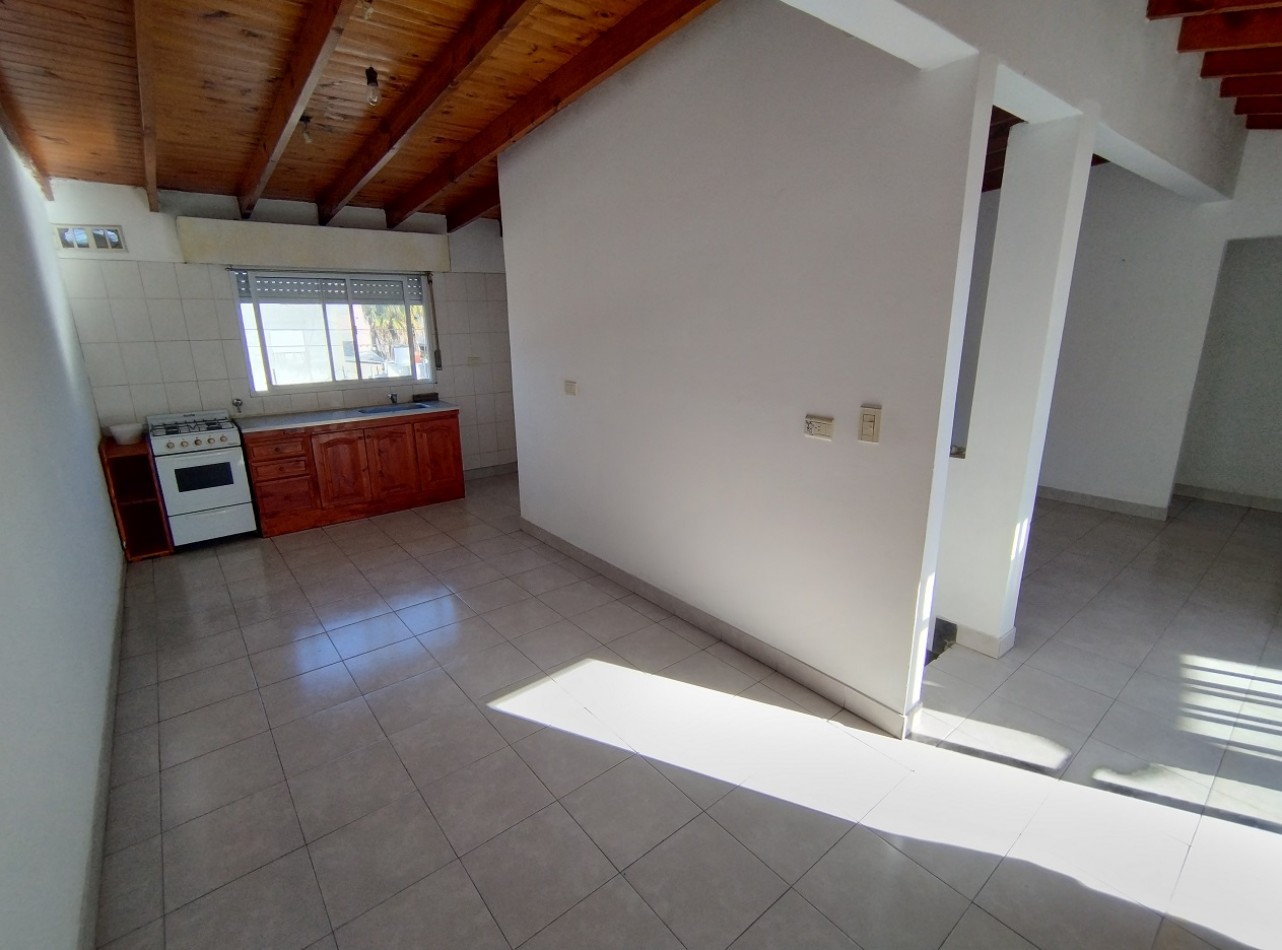 DEPARTAMENTO TIPO CASA DE 3 AMBIENTES EN PRIMER PISO AL FRENTE CON PATIO, BALCON Y COCHERA CUBIERTA. 91M2. LLAVALLOL.