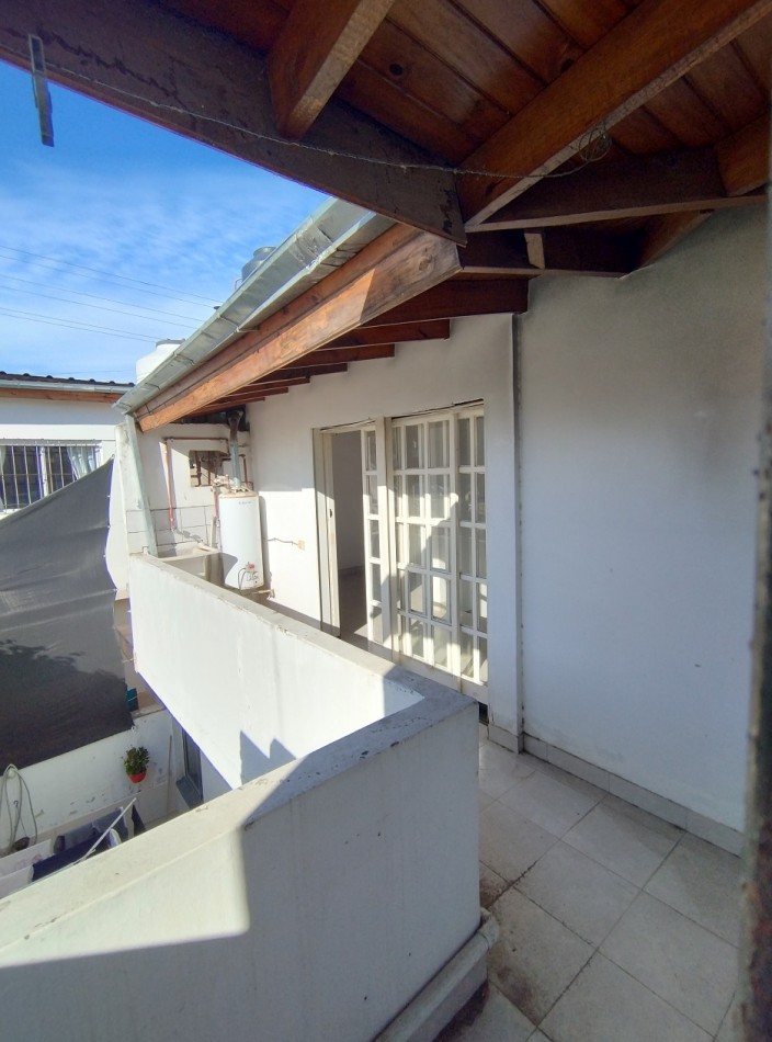 DEPARTAMENTO TIPO CASA DE 3 AMBIENTES EN PRIMER PISO AL FRENTE CON PATIO, BALCON Y COCHERA CUBIERTA. 91M2. LLAVALLOL.
