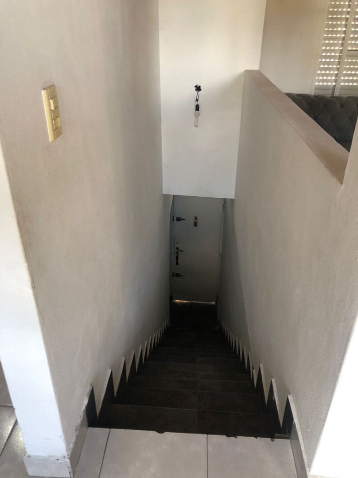 DEPARTAMENTO TIPO CASA DE 3 AMBIENTES EN PRIMER PISO AL FRENTE CON PATIO, BALCON Y COCHERA CUBIERTA. 91M2. LLAVALLOL.