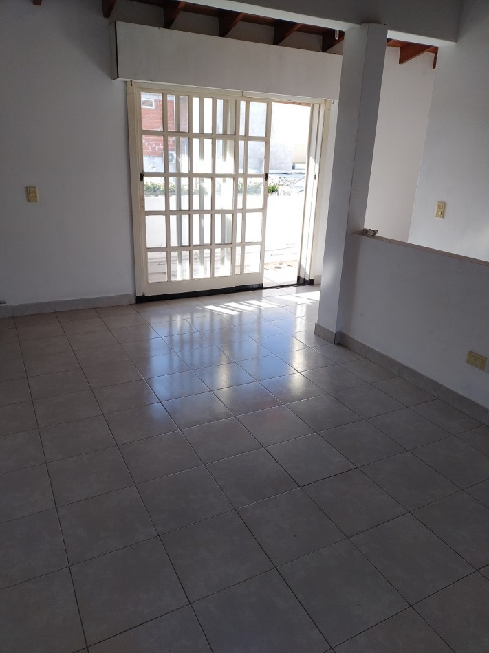DEPARTAMENTO TIPO CASA DE 3 AMBIENTES EN PRIMER PISO AL FRENTE CON PATIO, BALCON Y COCHERA CUBIERTA. 91M2. LLAVALLOL.