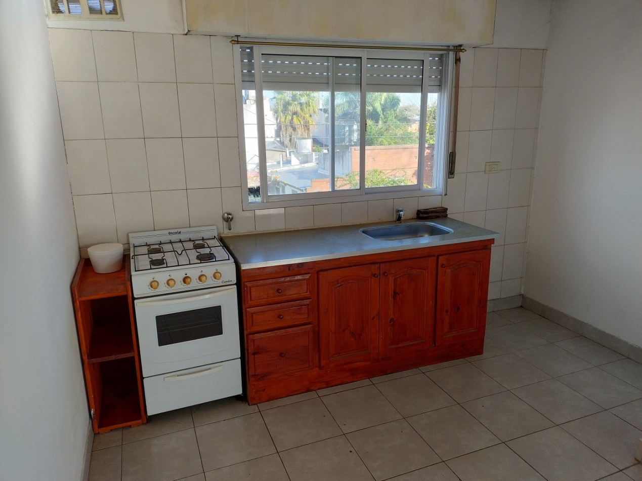 DEPARTAMENTO TIPO CASA DE 3 AMBIENTES EN PRIMER PISO AL FRENTE CON PATIO, BALCON Y COCHERA CUBIERTA. 91M2. LLAVALLOL.