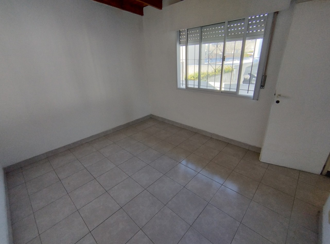 DEPARTAMENTO TIPO CASA DE 3 AMBIENTES EN PRIMER PISO AL FRENTE CON PATIO, BALCON Y COCHERA CUBIERTA. 91M2. LLAVALLOL.