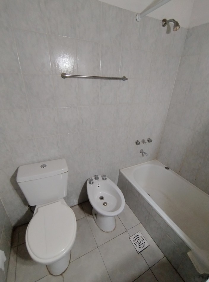 DEPARTAMENTO TIPO CASA DE 3 AMBIENTES EN PRIMER PISO AL FRENTE CON PATIO, BALCON Y COCHERA CUBIERTA. 91M2. LLAVALLOL.