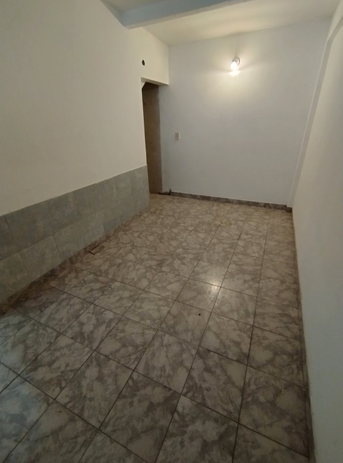 DEPARTAMENTO TIPO CASA DE 3 AMBIENTES EN PRIMER PISO AL FRENTE CON PATIO, BALCON Y COCHERA CUBIERTA. 91M2. LLAVALLOL.