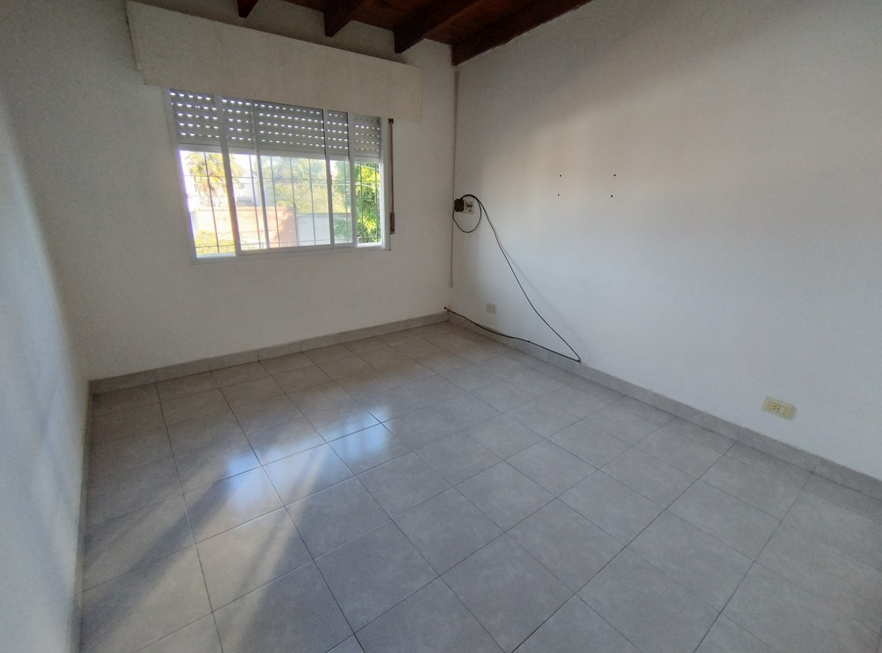 DEPARTAMENTO TIPO CASA DE 3 AMBIENTES EN PRIMER PISO AL FRENTE CON PATIO, BALCON Y COCHERA CUBIERTA. 91M2. LLAVALLOL.