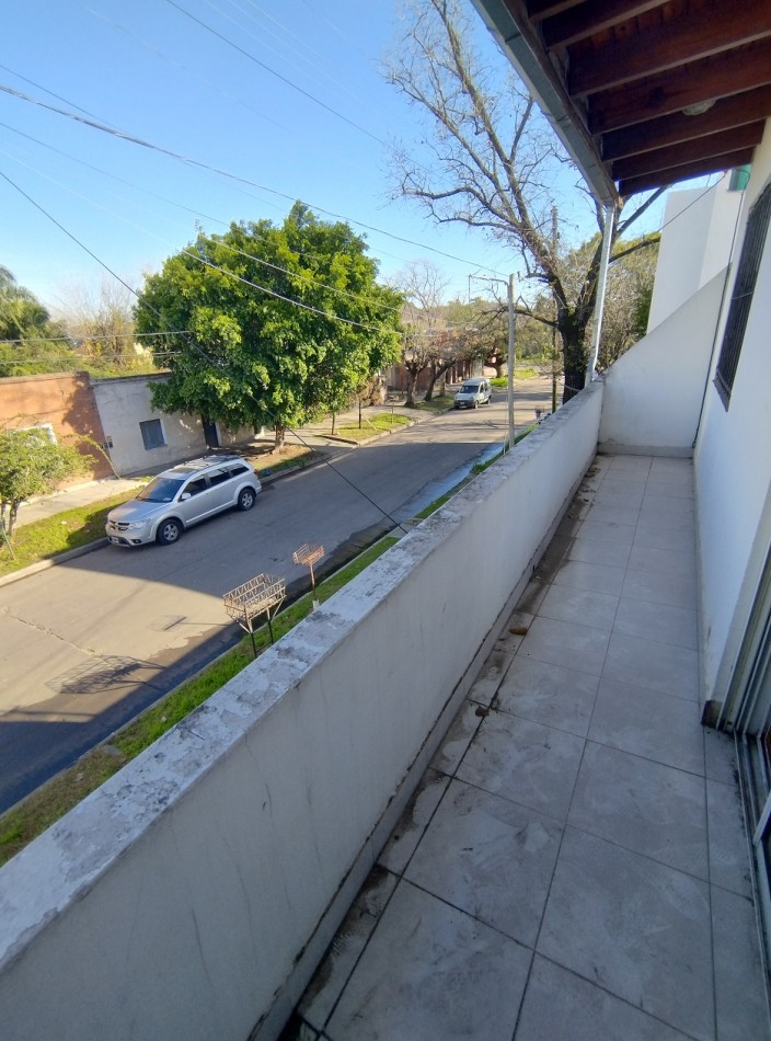 DEPARTAMENTO TIPO CASA DE 3 AMBIENTES EN PRIMER PISO AL FRENTE CON PATIO, BALCON Y COCHERA CUBIERTA. 91M2. LLAVALLOL.