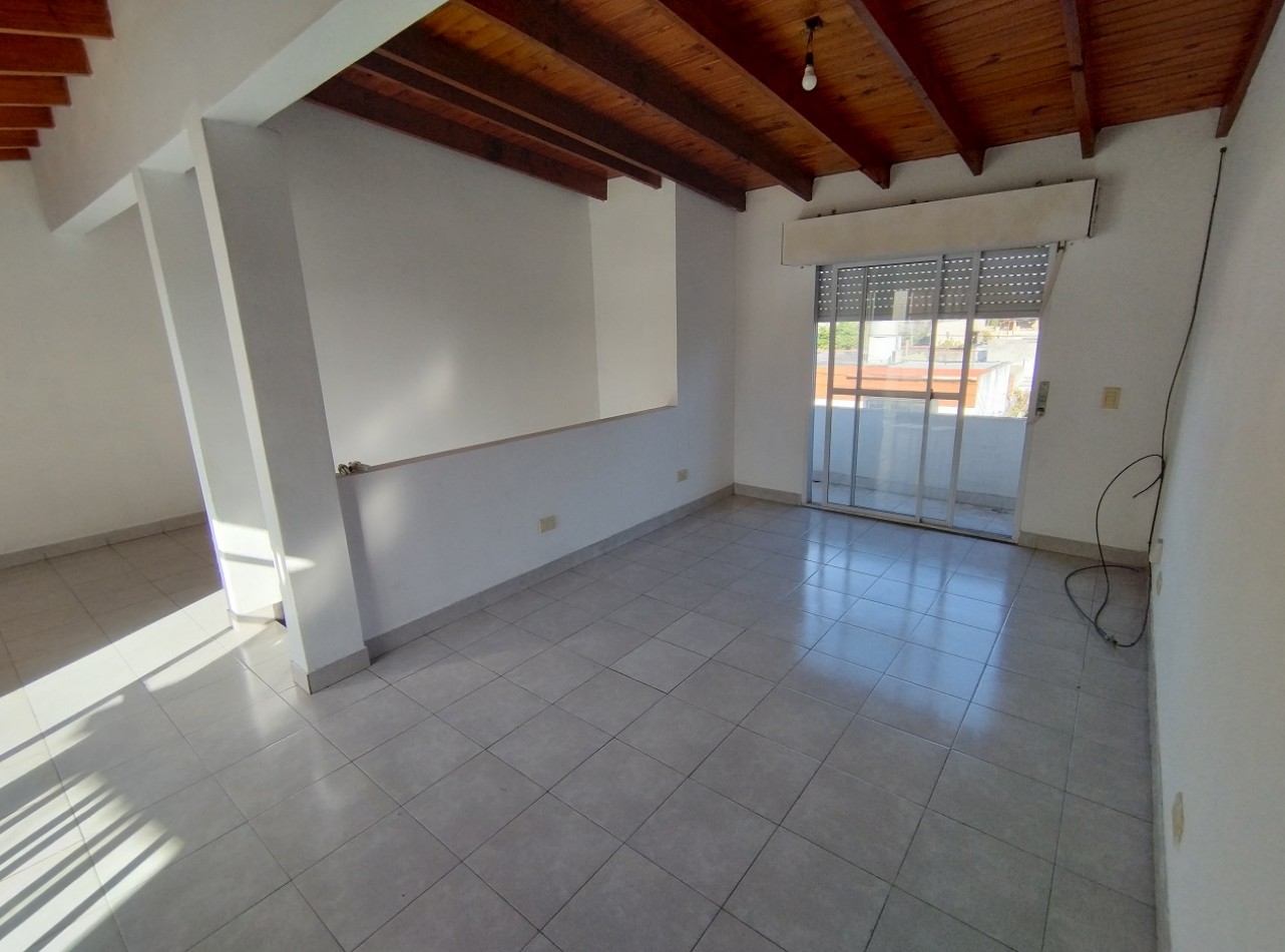 DEPARTAMENTO TIPO CASA DE 3 AMBIENTES EN PRIMER PISO AL FRENTE CON PATIO, BALCON Y COCHERA CUBIERTA. 91M2. LLAVALLOL.