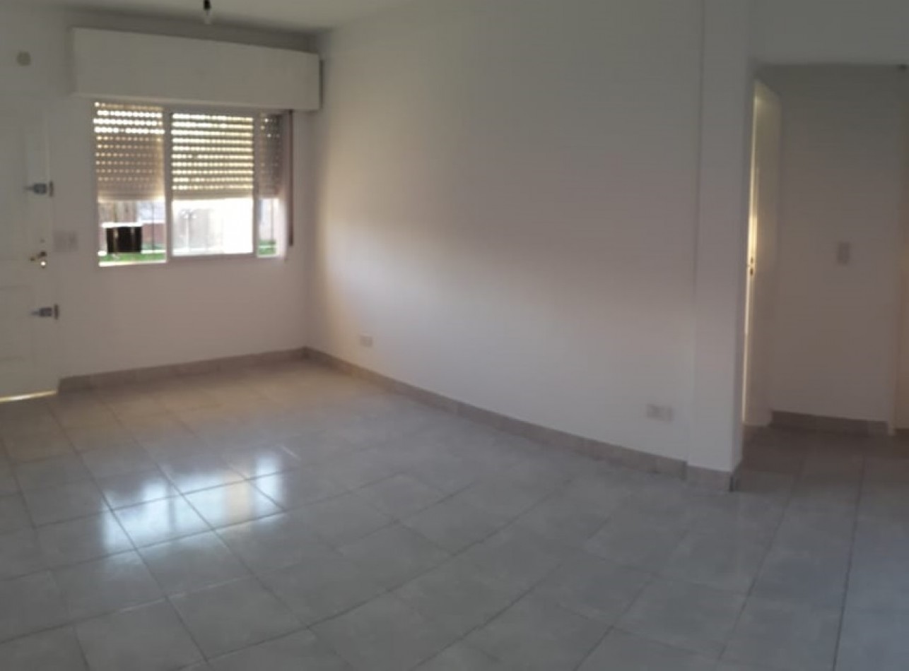PH EN PLANTA BAJA AL FRENTE DE 3 AMBIENTES, CON PATIO Y GARAGE. 86M2. LLAVALLOL.