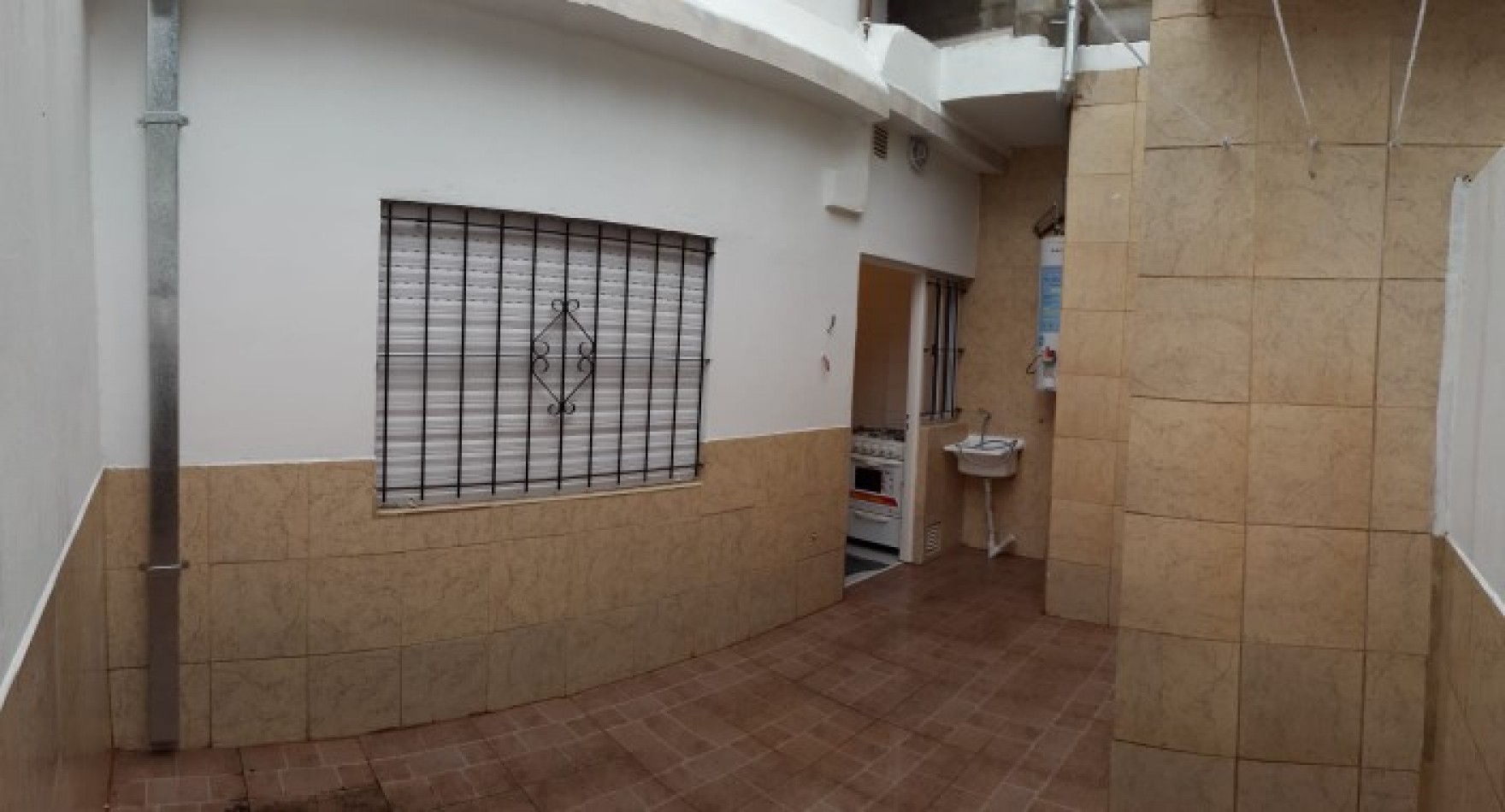 PH DE 3 AMBIENTES EN PLANTA BAJA AL FRENTE CON PATIO. 73M2. LLAVALLOL.