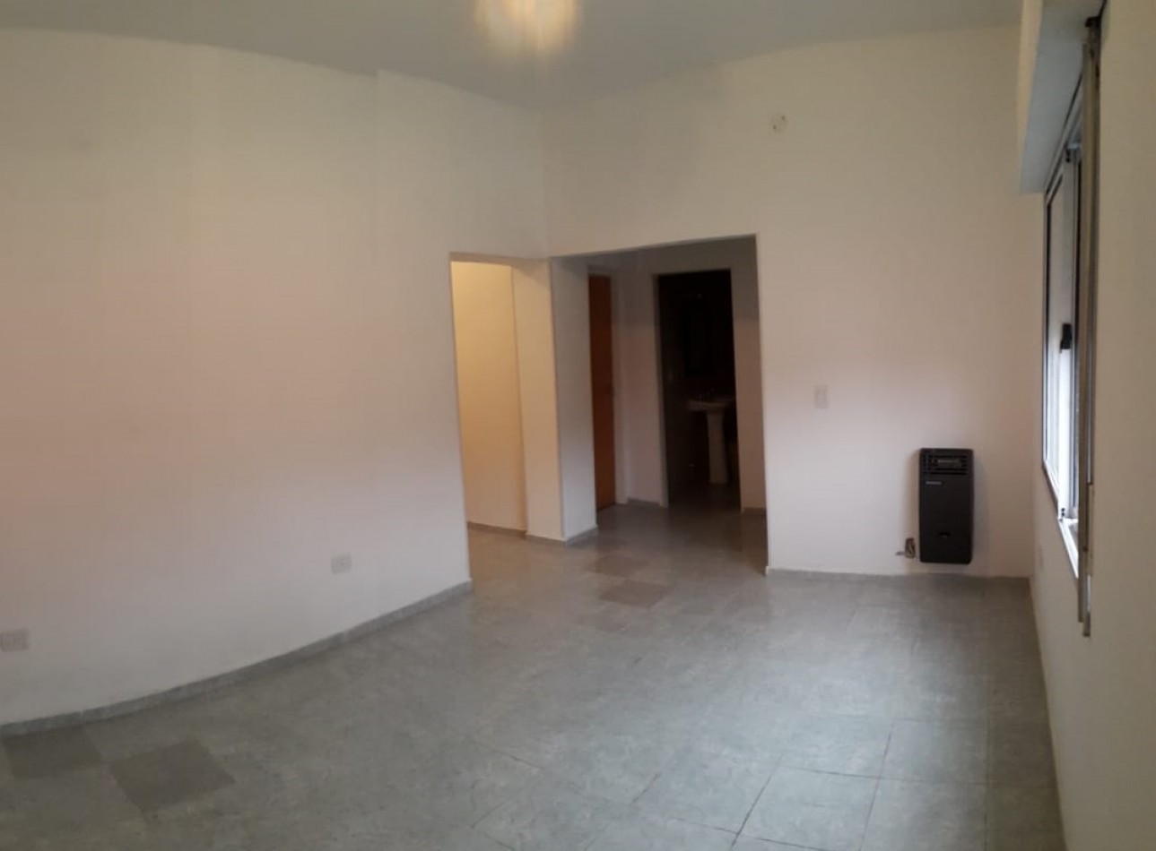 PH DE 3 AMBIENTES EN PLANTA BAJA AL FRENTE CON PATIO. 73M2. LLAVALLOL.