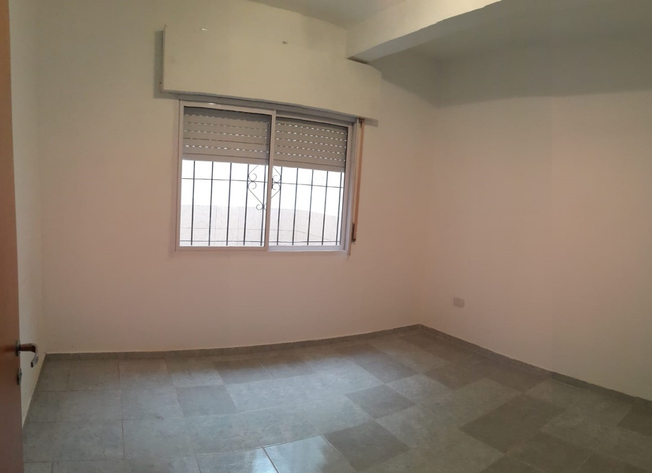 PH DE 3 AMBIENTES EN PLANTA BAJA AL FRENTE CON PATIO. 73M2. LLAVALLOL.