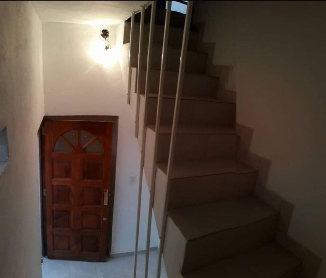PH TIPO CASA DE 3 AMBIENTES EN PRIMER PISO AL FRENTE CON PATIO, BALCON Y COCHERA CUBIERTA. 99M2. LLAVALLOL.