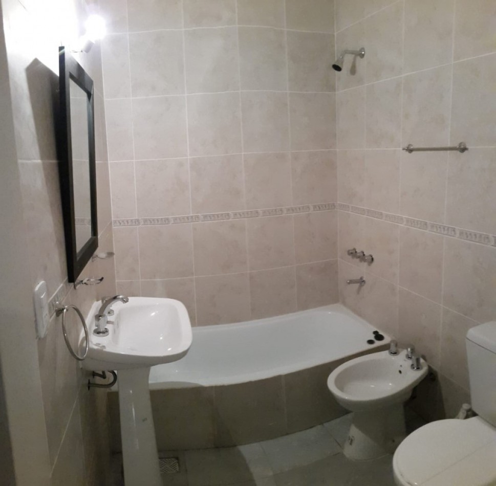 PH TIPO CASA DE 3 AMBIENTES EN PRIMER PISO AL FRENTE CON PATIO, BALCON Y COCHERA CUBIERTA. 99M2. LLAVALLOL.