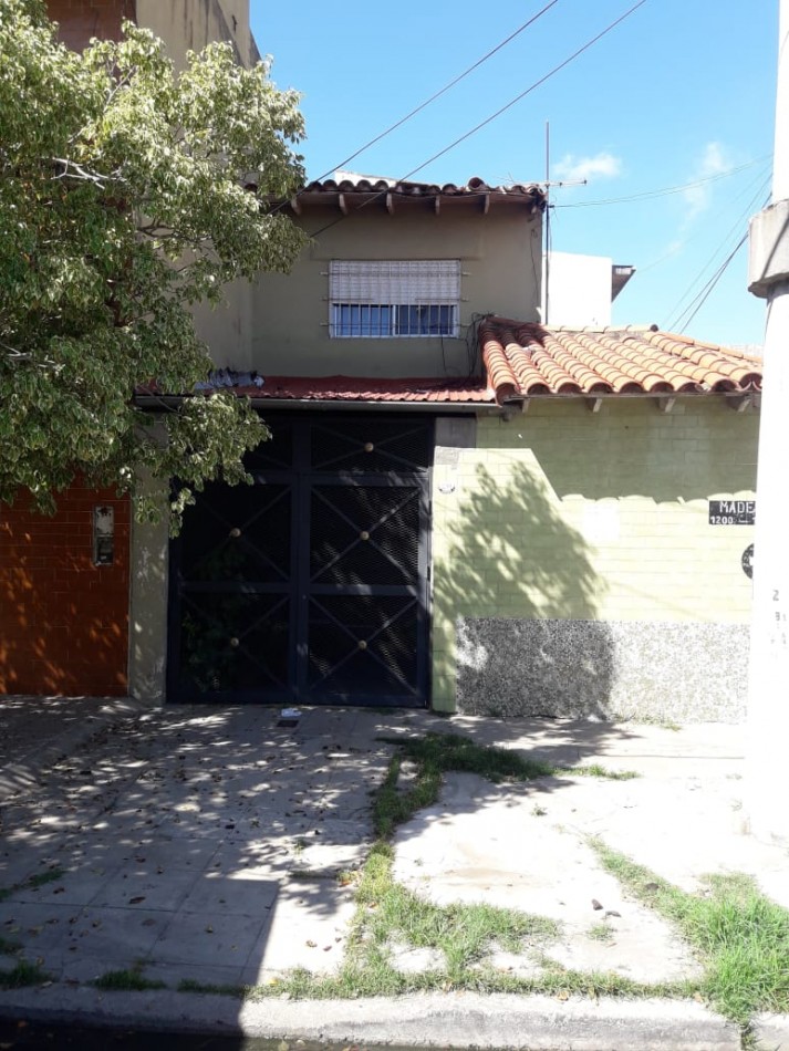 CASA SOBRE ESQUINA DE 4 AMBIENTES, CON GARAGE Y TERRAZA. LANUS.