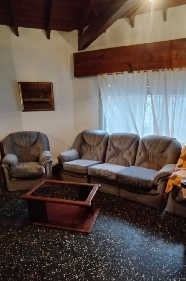 CASA SOBRE ESQUINA DE 4 AMBIENTES, CON GARAGE Y TERRAZA. LANUS.