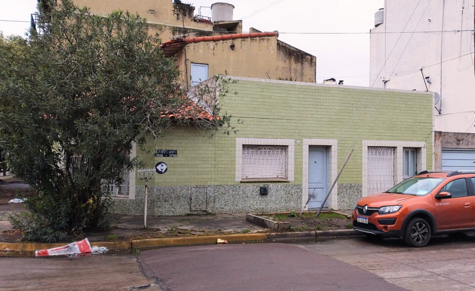 CASA SOBRE ESQUINA DE 4 AMBIENTES, CON GARAGE Y TERRAZA. LANUS.