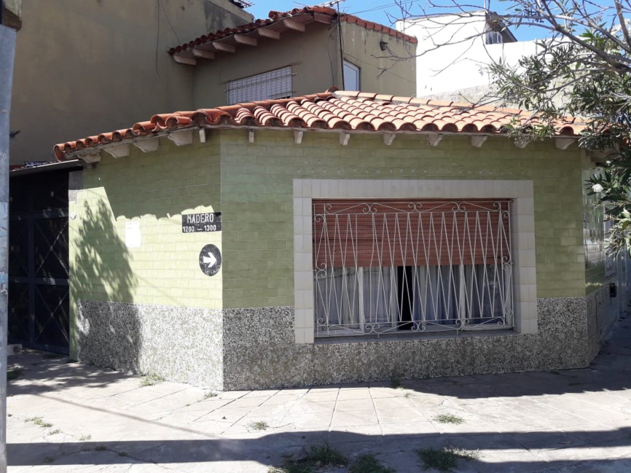 CASA SOBRE ESQUINA DE 4 AMBIENTES, CON GARAGE Y TERRAZA. LANUS.