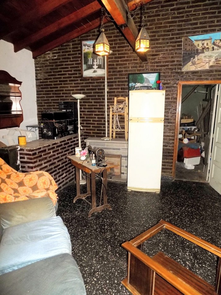 CASA SOBRE ESQUINA DE 4 AMBIENTES, CON GARAGE Y TERRAZA. LANUS.