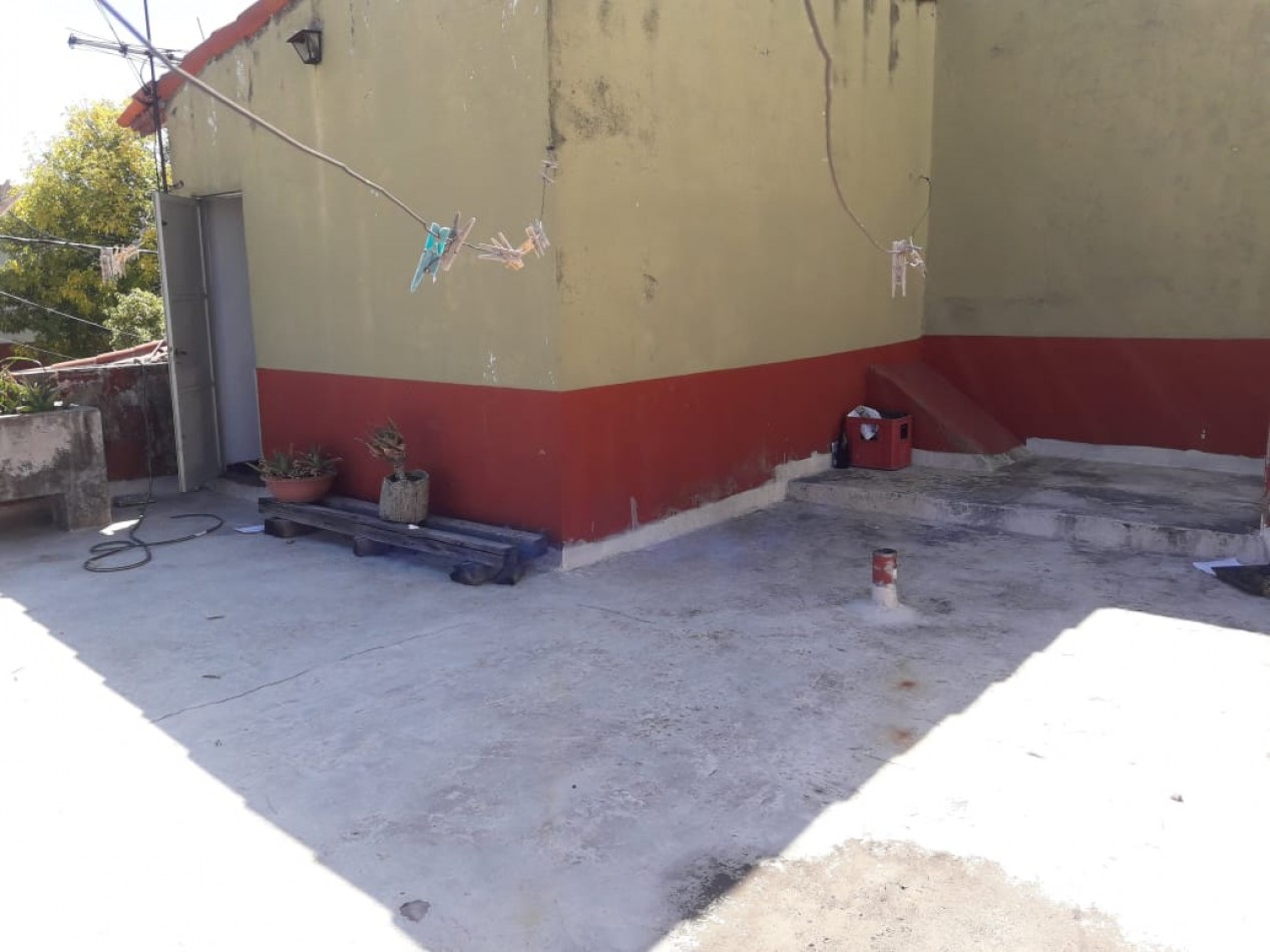 CASA SOBRE ESQUINA DE 4 AMBIENTES, CON GARAGE Y TERRAZA. LANUS.