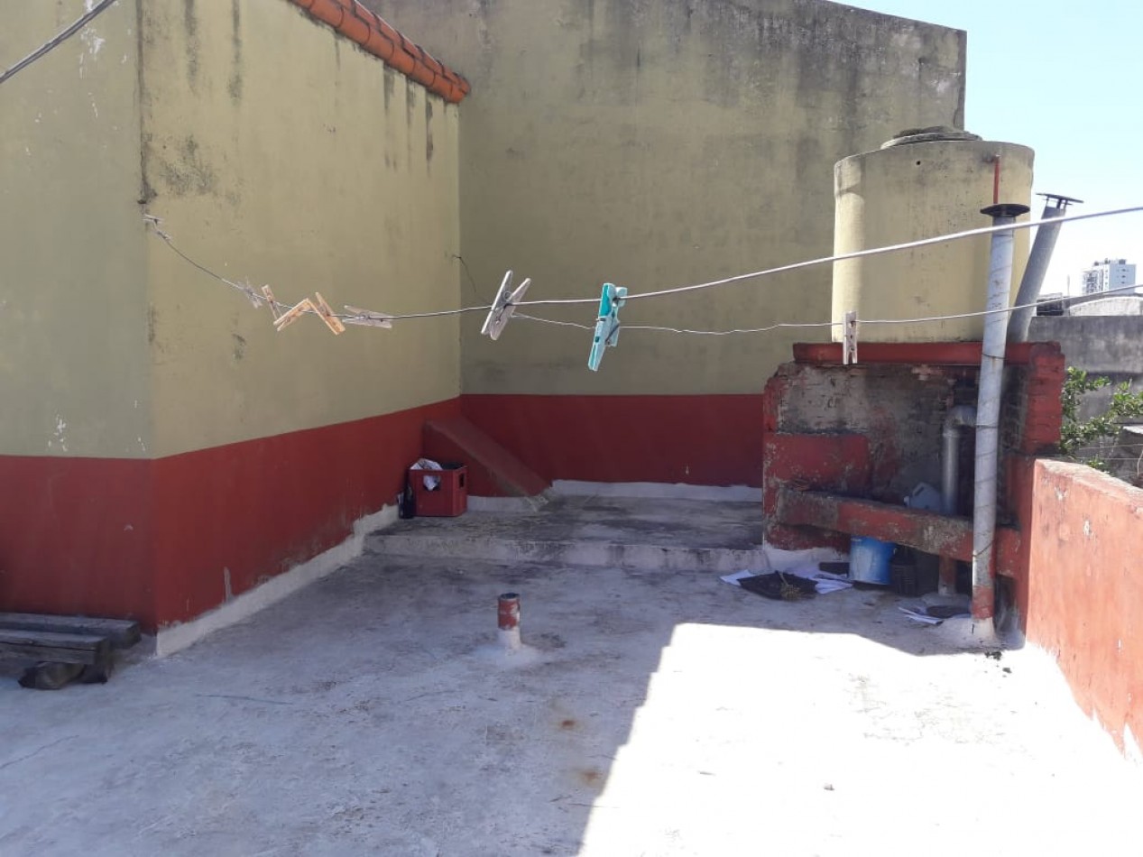 CASA SOBRE ESQUINA DE 4 AMBIENTES, CON GARAGE Y TERRAZA. LANUS.