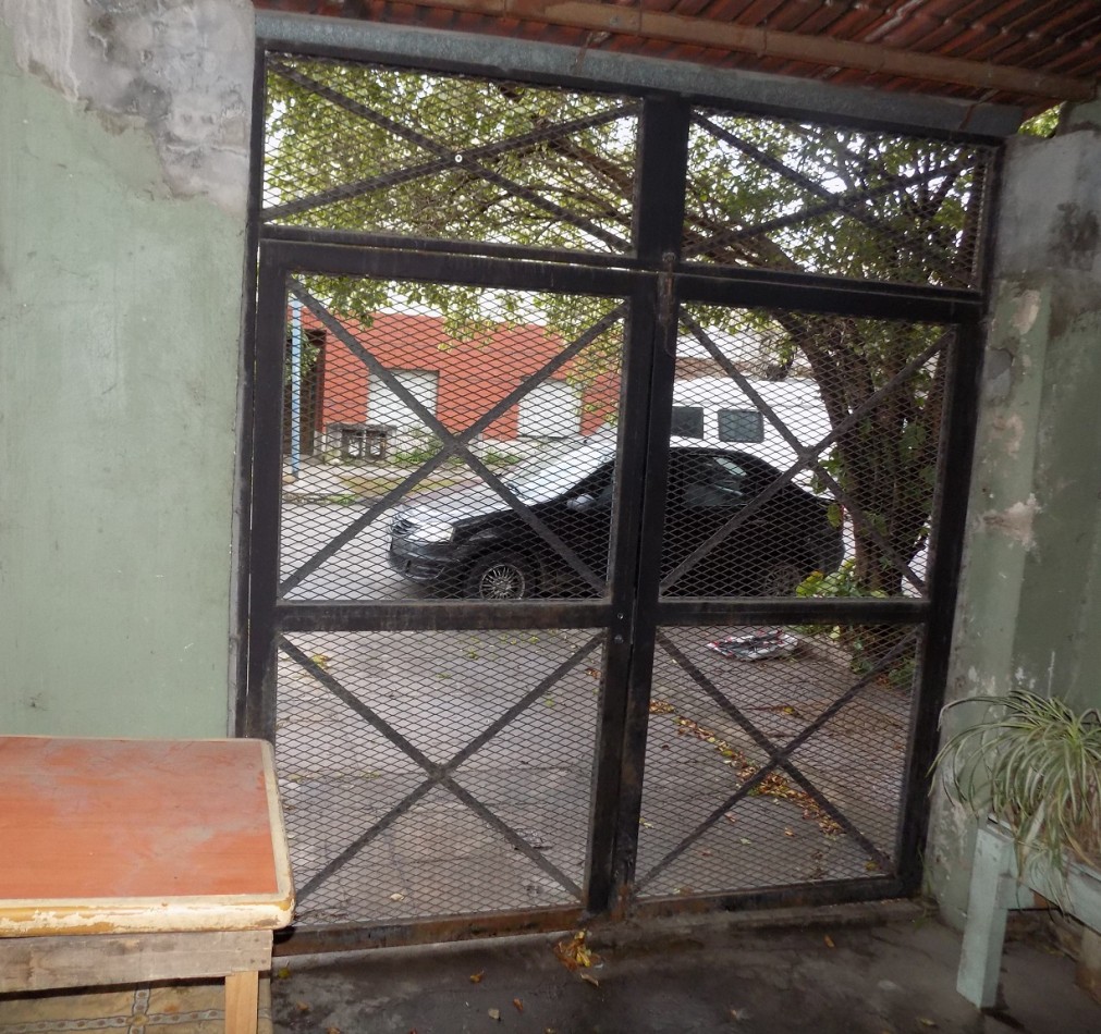 CASA SOBRE ESQUINA DE 4 AMBIENTES, CON GARAGE Y TERRAZA. LANUS.