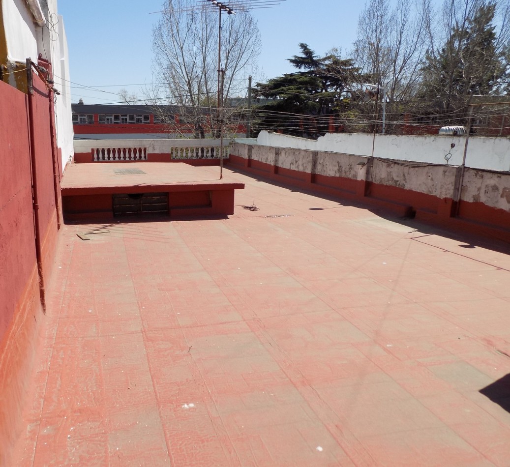 CASA DE 4 AMBIENTES MAS DEPARTAMENTO AL FONDO, PIÑEYRO, AVELLANEDA.
