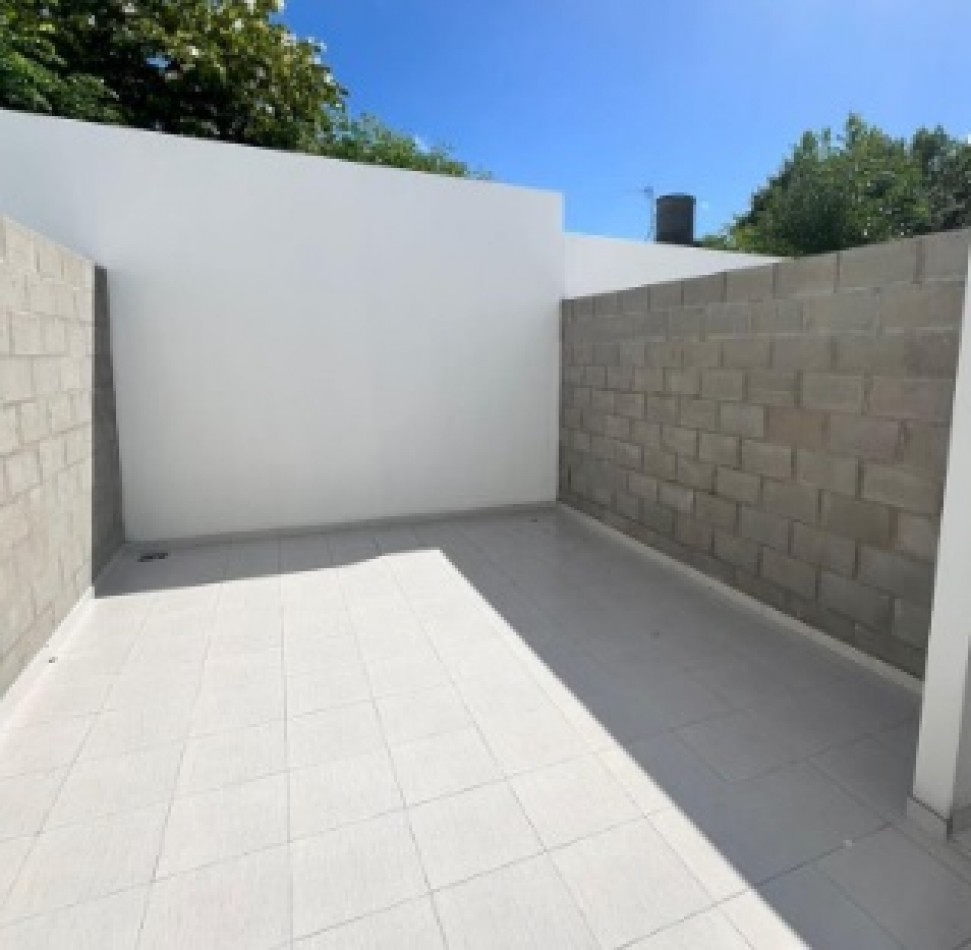 DEPARTAMENTO MONOAMBIENTE AL FRENTE, PLANTA BAJA DTO F, CON PATIO Y COCHERA, BANFIELD.