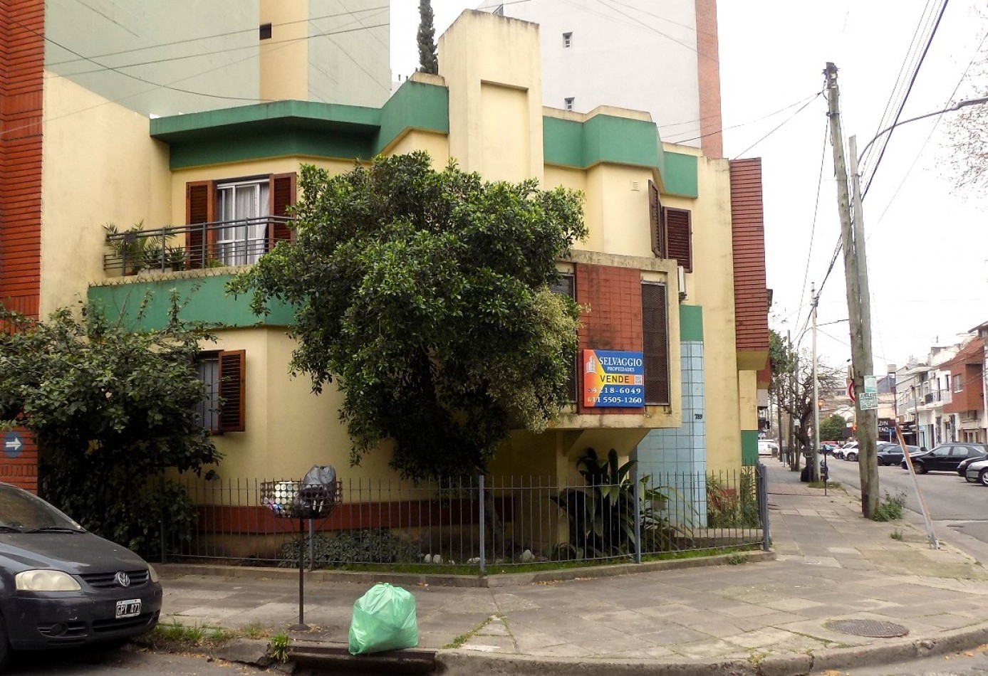 CASA SOBRE ESQUINA EN PLANTA ALTA DE 3 AMBIENTES, CON GARAGE Y TERRAZA. VALENTIN ALSINA.