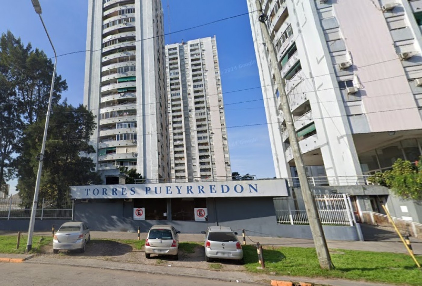 Departamento de 3 ambientes, piso 14, con cochera cubierta. Torres Pueyrredon. 