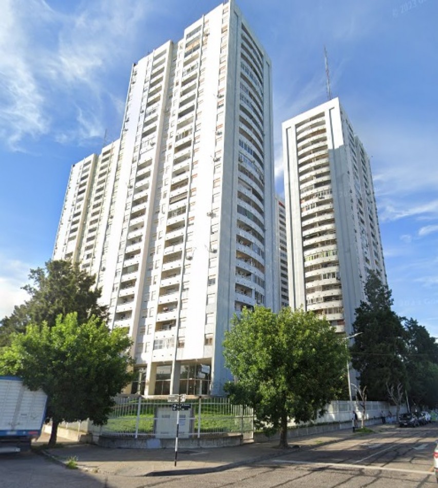 Departamento de 3 ambientes, piso 14, con cochera cubierta. Torres Pueyrredon. 