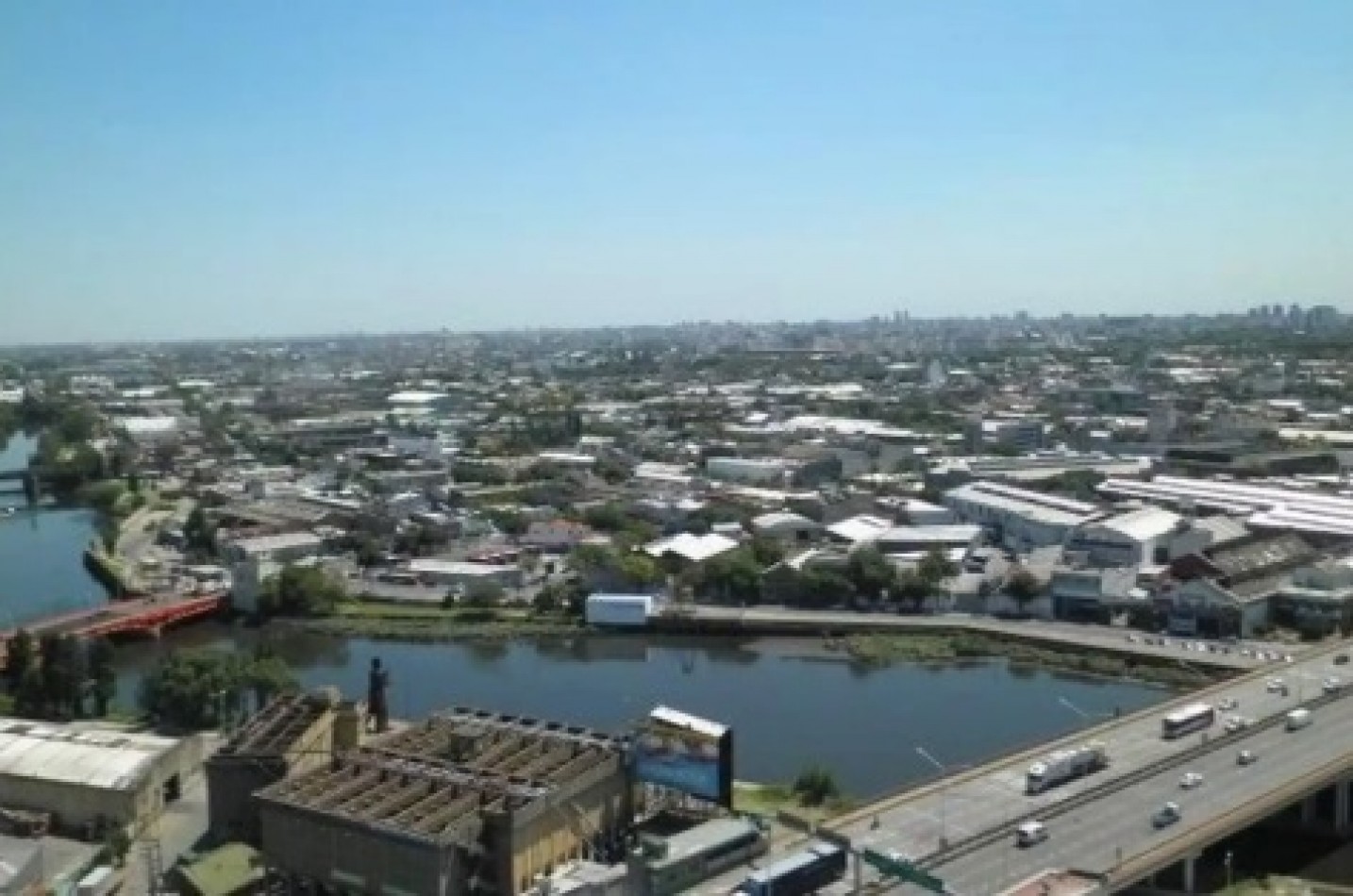 Departamento de 3 ambientes, piso 14, con cochera cubierta. Torres Pueyrredon. 