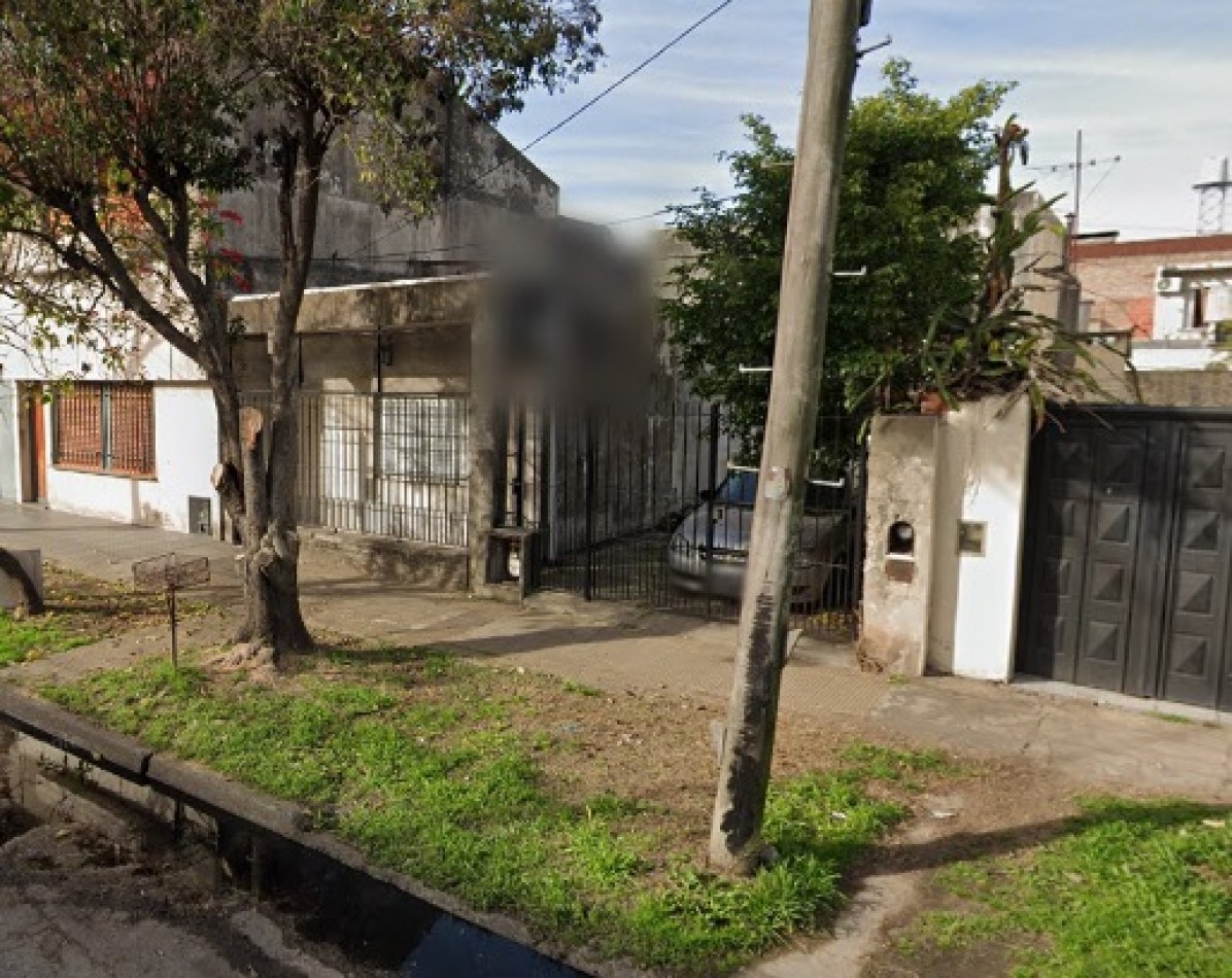 CASA DE 3 AMBIENTES, SOBRE LOTE DE 8.66M X 17,32M. EXCELENTE UBICACION.