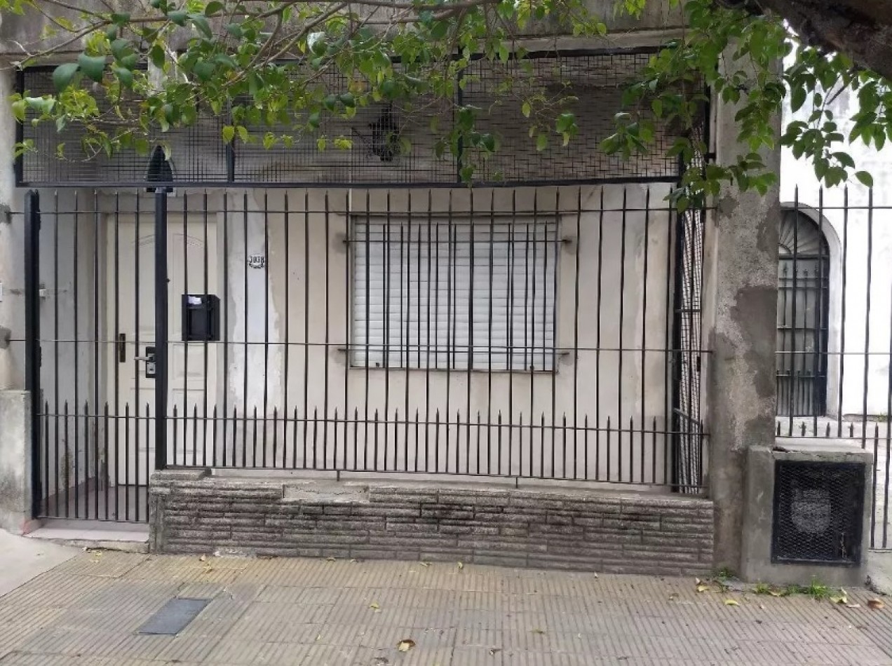 CASA DE 3 AMBIENTES, SOBRE LOTE DE 8.66M X 17,32M. EXCELENTE UBICACION.