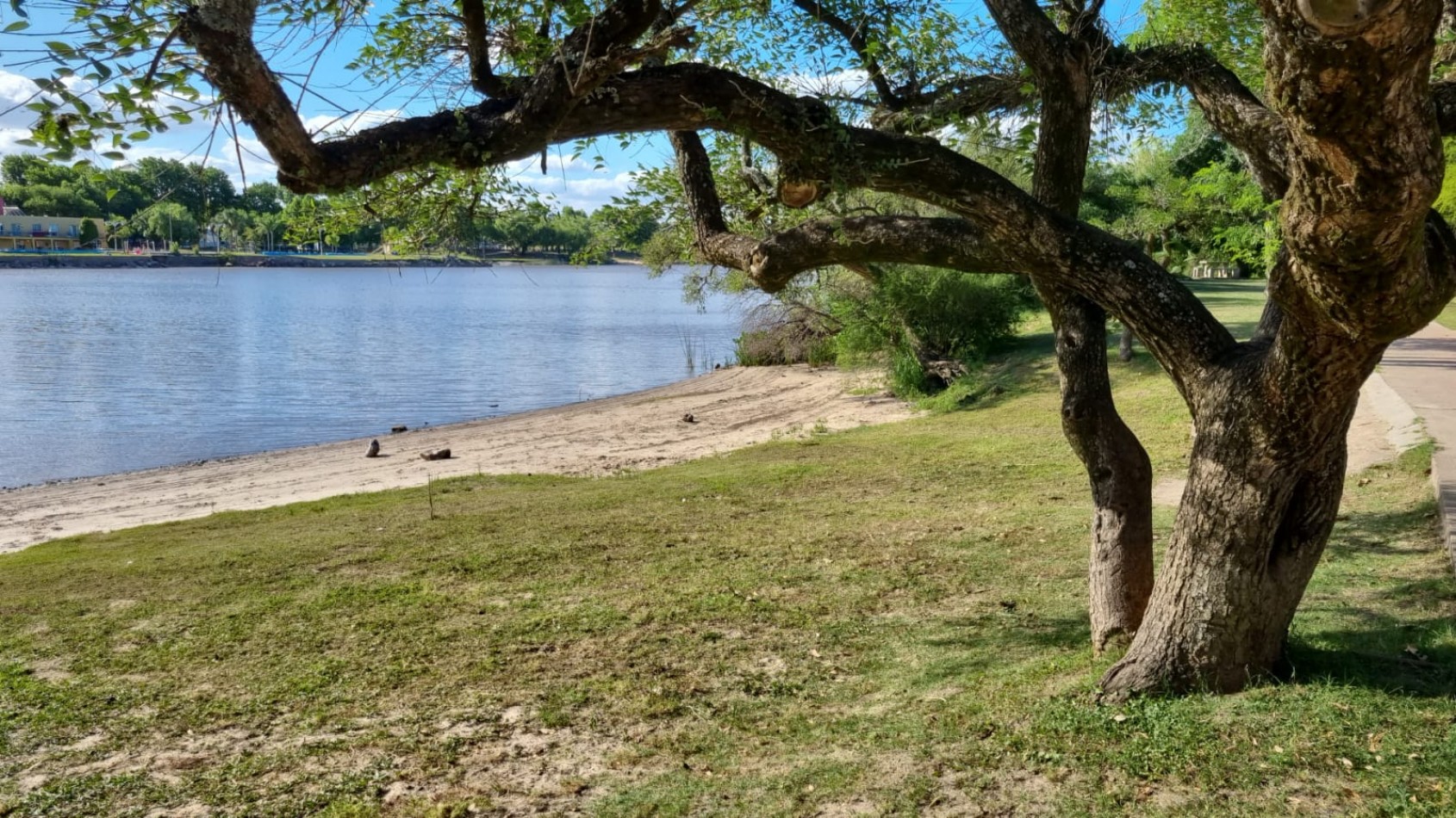 COMPLEJO DE CABAÑAS EN GUALEGUAYCHU, ZONA TURISTICA - PARQUE UNZUE.
