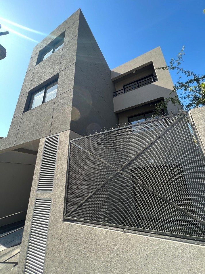 DEPARTAMENTO  DE 2 AMBIENTES EN PB DTO E CON PATIO, LOMAS DE ZAMORA.