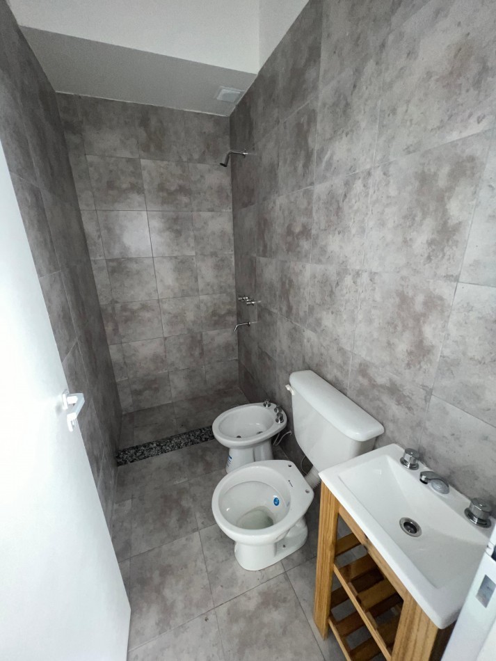 DEPARTAMENTO  DE 2 AMBIENTES EN PB DTO E CON PATIO, LOMAS DE ZAMORA.