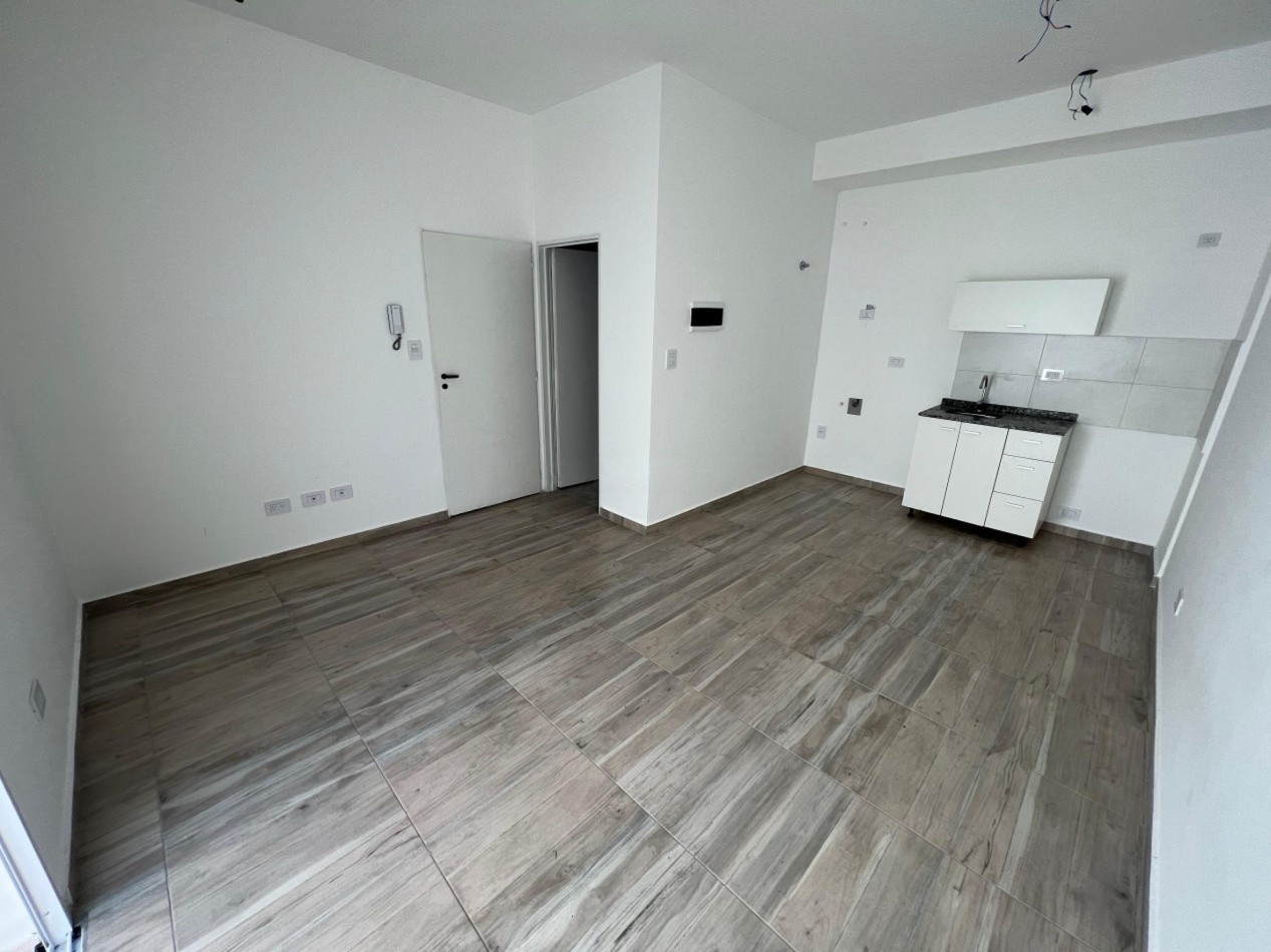 DEPARTAMENTO  DE 2 AMBIENTES EN PB DTO E CON PATIO, LOMAS DE ZAMORA.