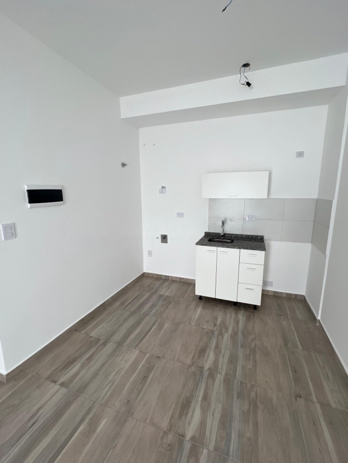 DEPARTAMENTO  DE 2 AMBIENTES EN PB DTO E CON PATIO, LOMAS DE ZAMORA.